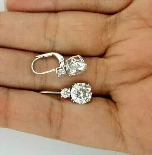 Pendiente para mujer enchapado en oro blanco de 14 k aro de 2 quilates con diamante creado en laboratorio de corte redondo Foto 4 de 4