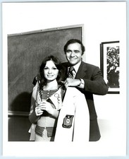 7.25 x 9.25 Press Photo - Michael Constantine & Karen Valentine 1972 RM 222 P050