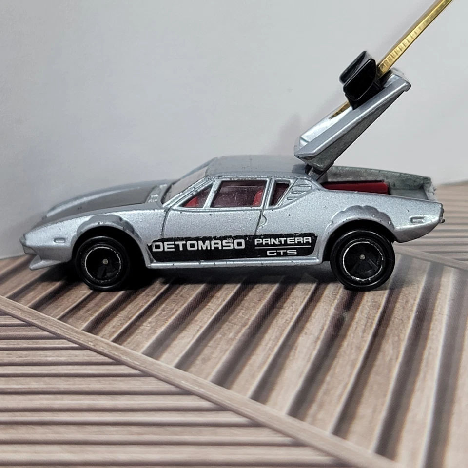 TOMICA De Tomaso Pantera GTS Car Model, Silver/Black, 1/61 Scale, 1978 TOMY F55 - Image 4 of 4
