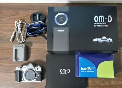 Excellent appareil photo Olympus OM-D E-M5 Mark III boîtier argent sans miroi... - Photo 1/4