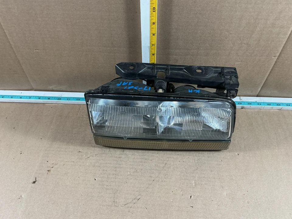 1992-1993 Buick LeSabre Right Passenger Side Headlight Assembly 16512560 OEM - Image 4 of 4