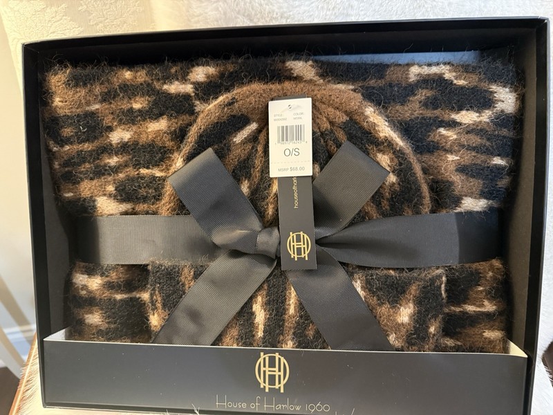 House Of Harlow Beautiful Scarf & Hat Set Cheetah Print NWTG ($68.00)