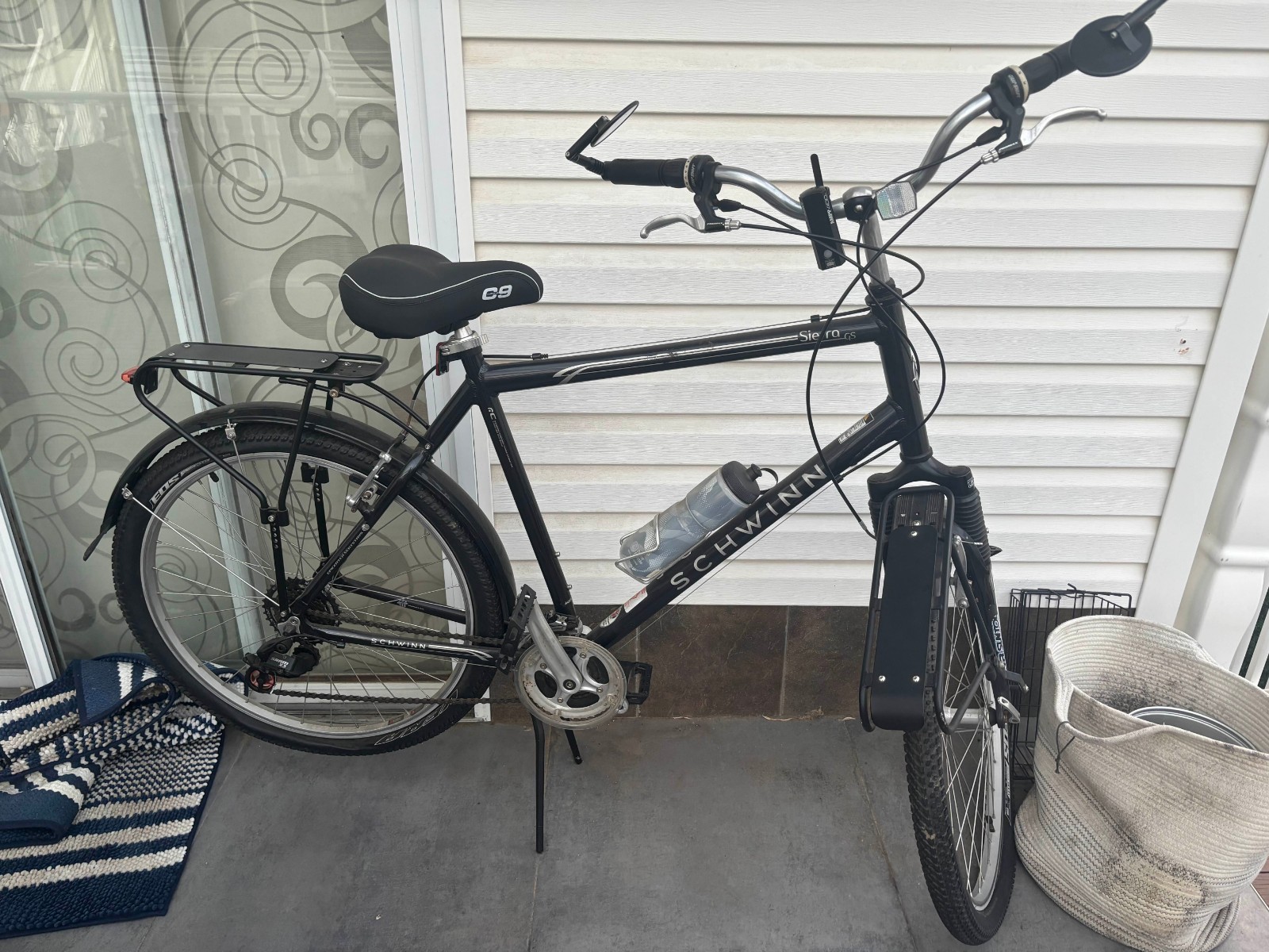 Black Schwinn Discover Bike with New Seat, Front Lights & Mirror (Hybrid Bike)