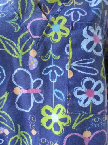 Just Love Brand SCRUB TOP Size XS Blue Background Flowers & Insects - Picture 2 of 5
