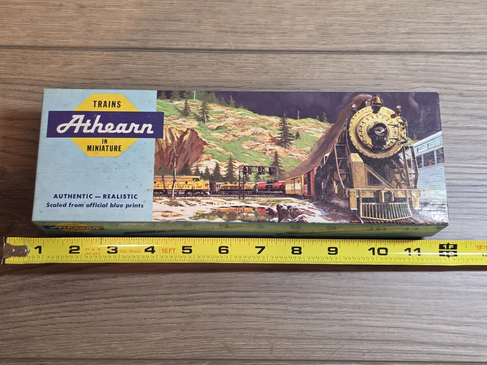 Vintage Atheanrn Santa Fe 4015 Model Train Locomotive Diecast Metal Collectible - Image 3 of 4