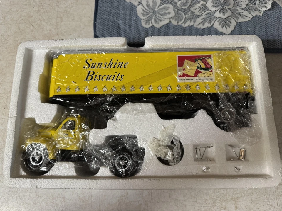 Remolque tractor Mack B-61 1960 vintage Sunshine Biscuits modelo fundido a presión 1:34 Foto 2 de 3