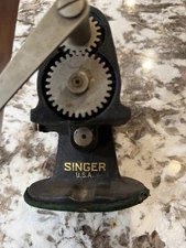 Vintage Singer USA Cast Iron Hand Crank Pinking Machine Fabric Cutter