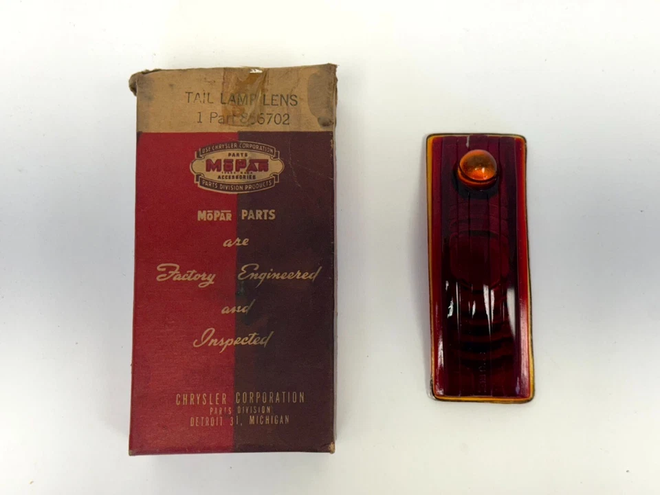 Lámpara de luz trasera izquierda Desoto S-7 1940 lente roja 856702 NOS. Foto 3 de 4
