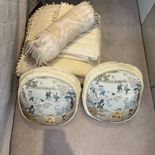 A Pair of round satin oriental cream cushions - Picture 5 of 12