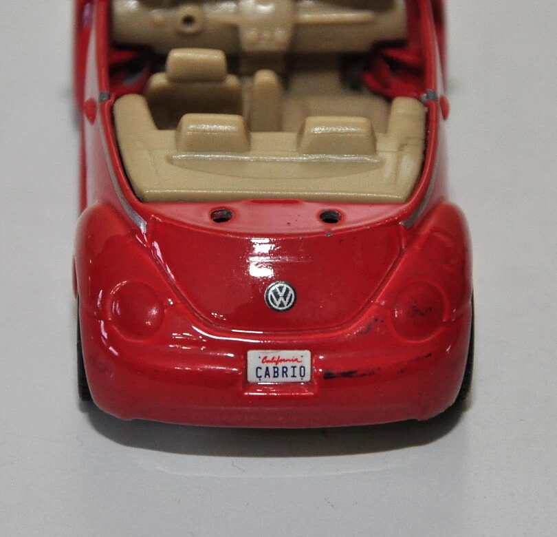 Modello auto Maisto Volkswagen New Beetle rossa scala 1:37  - Immagine 4 di 4