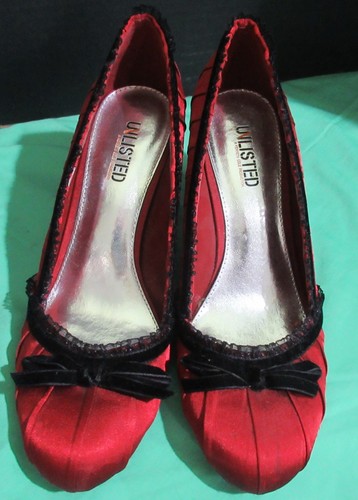 High-heeled shoes, red satin, black lace, black velvet bow, Unlisted, s. 9.5?