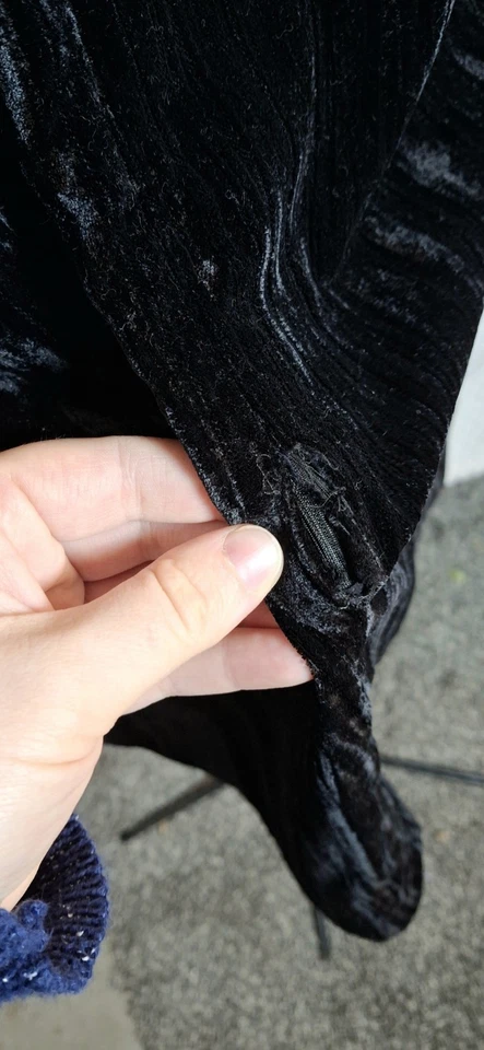 Vestido Zara Terciopelo Negro con Estrás en Cuello Talla Grande Foto 3 de 4