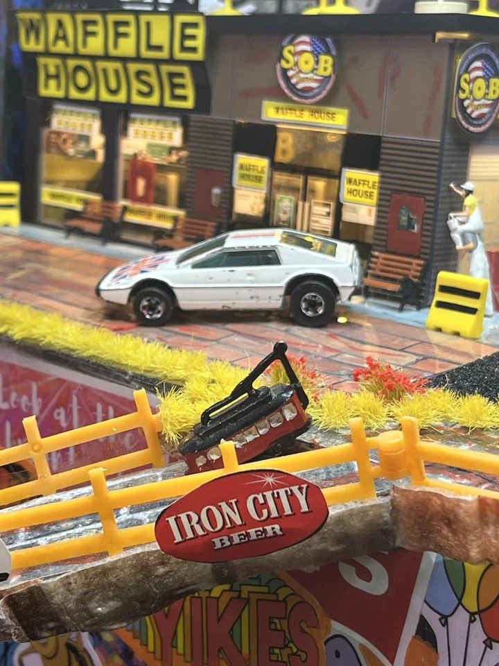 Hot Wheels Blackwalls Royal Flash Lotus British Flag 1:64 EX Cond White Diecast - Image 3 of 4