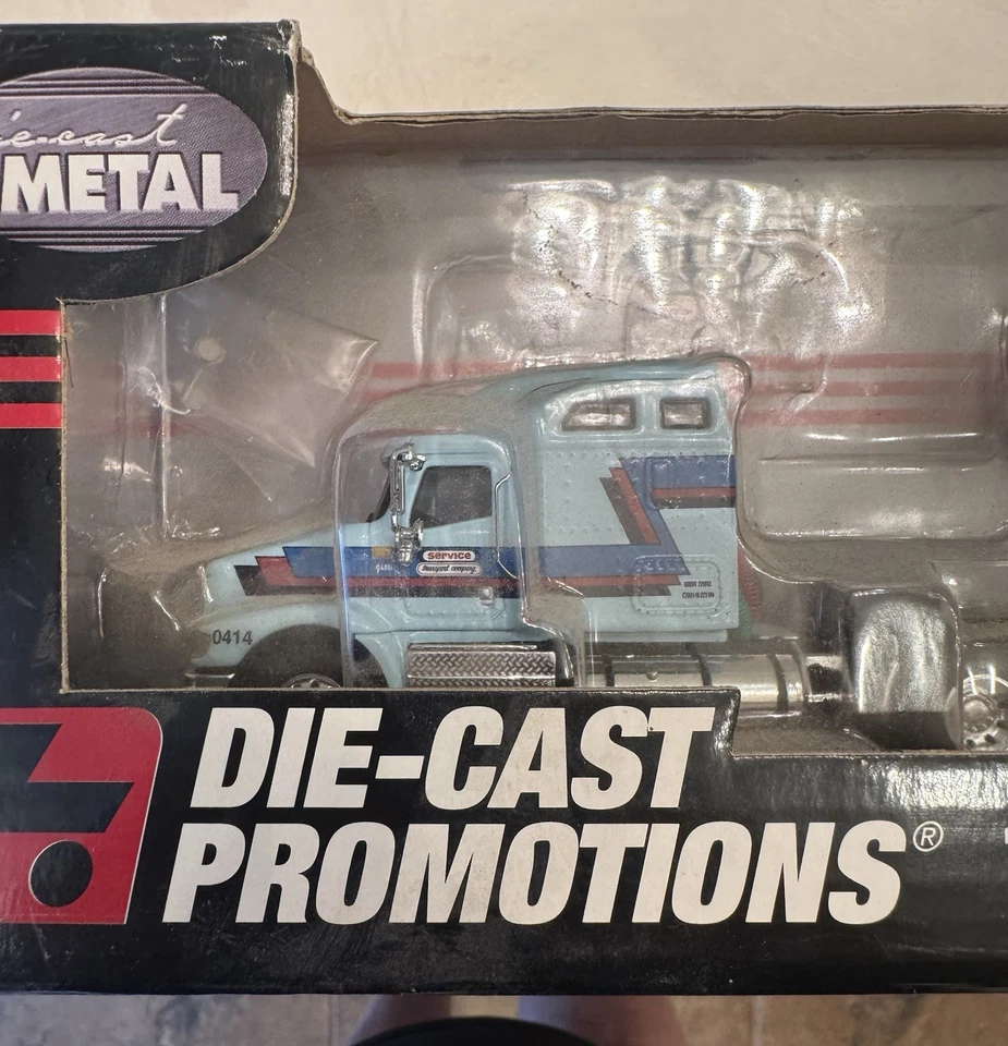 Remolque cisterna DCP 30876 Ripon Service Transport Co. International 9100i 1/64 Foto 2 de 4