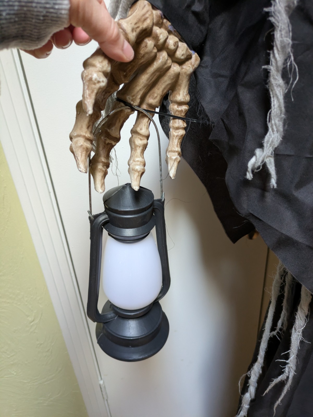 Haunted hill farm animatronic grim reaper with lantern Halloween prop 70" spooky