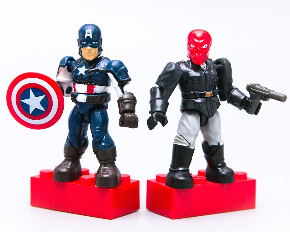 Microfiguras Mega Bloks Marvel Series 2 Capitán América 2011 y calavera roja Foto 2 de 4
