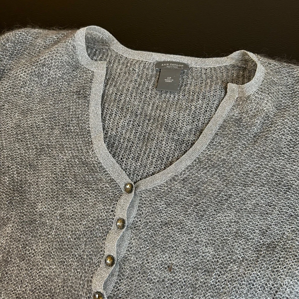 Suéter tejido con botones Ann Taylor Petites 1/4 gris manga larga para mujer LP Foto 3 de 4
