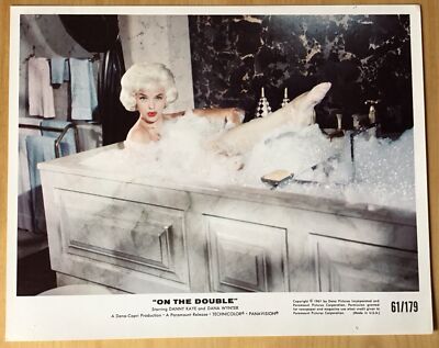 Diana Dors PORTRAIT Pressefoto Badewanne