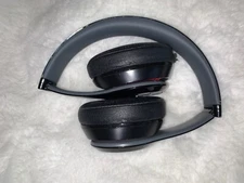 Beats by Dr.Dre Wireless bluetooth Black headphones with case