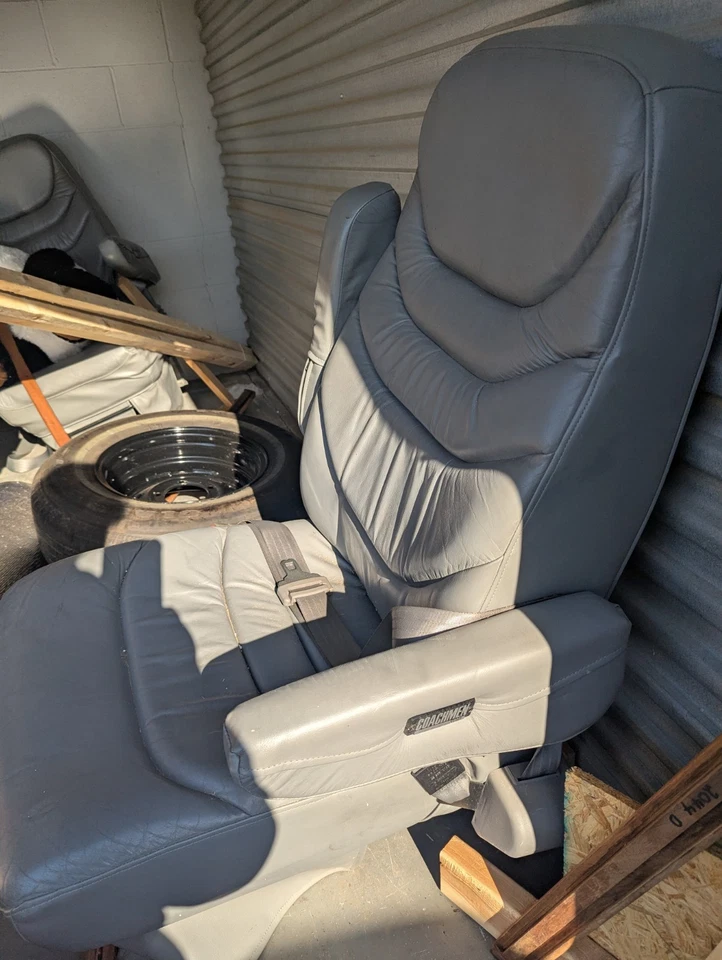 99 подходящих серых кожаных капитанских стульев Dodge Ram Van 1500 Coachmen и Sofabed - Изображение 2 из 3