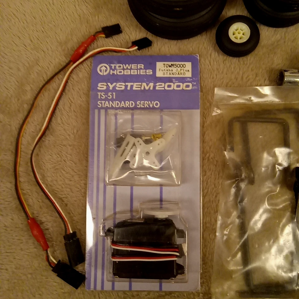 Лот товаров запчасти для радиоуправляемых самолетов автомобилей 12 шт сервоприводы колеса бак шасси топливный гаечный ключ инструменты - Изображение 2 из 4