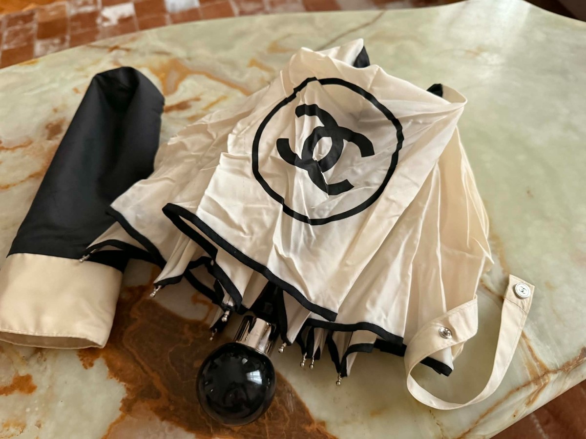 超希少　CHANEL シャネル　長傘　umbrella Rare vintage authentic Chanel umbrella – chic statement piece | eBay