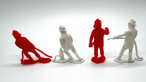 Vintage Tim Mee Toys Feuerwehrmann fluoreszierend rot weiß Kunststoffspielzeug Menge 9 Ist-Zustand - Bild 3 von 7