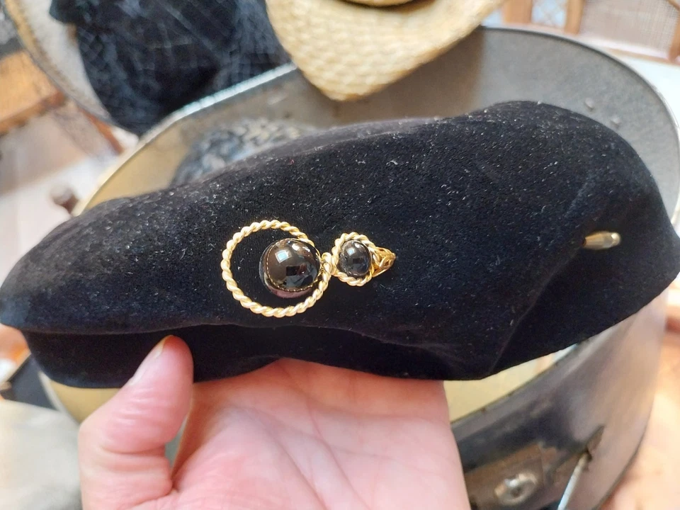 Boite à chapeaux en carton bleu foncé avec chapeaux. Tous en bel état.   - Photo 4/4