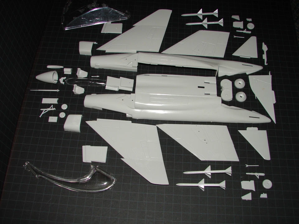 1961 ~ Aurora ~ McDonnell F4H PHANTOM `~ Complete - Image 4 of 4