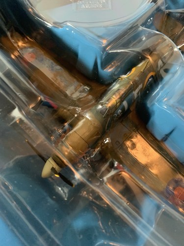 CORGI AA32008 - HAWKER HURRICANE Mk.I F/O WILLIAM LIDSTONE 'WILLIE' McKNIGHT - Picture 4 of 6