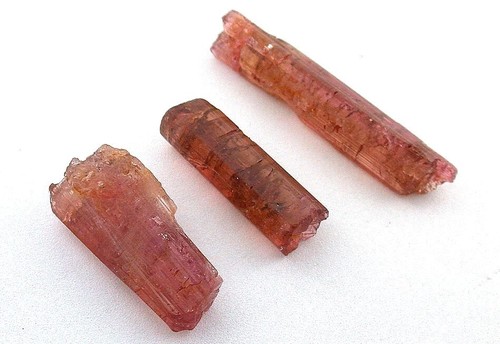Tres muestras de cristal de turmalina roja melocotón rojo melocotón de 20,9 gramos 1 1/5 a 1 9/10" gramos - Imagen 2 de 2