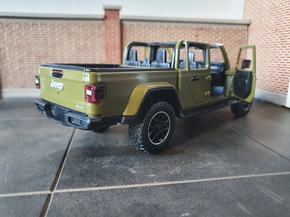 Jeep Gladiator Overland 2021 Green Diecast Model Car 1:24 1:27 Scale - Image 3 of 4