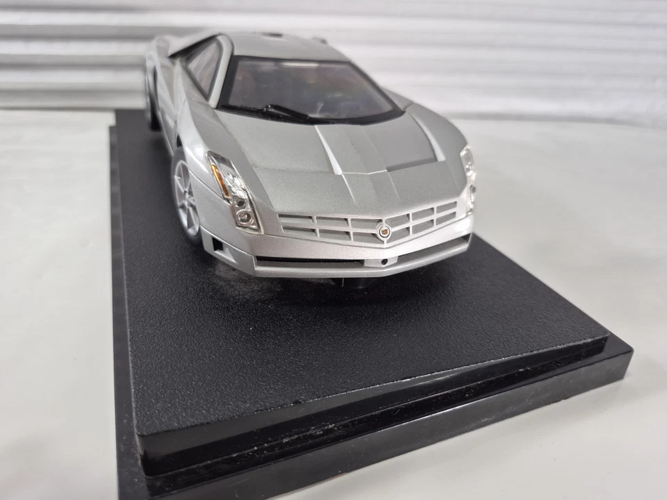 ***** Veículo conceito Cadillac Cien V-12 prata estado perfeito 1/18 Hot Wheels em suporte - Imagem 3 de 4
