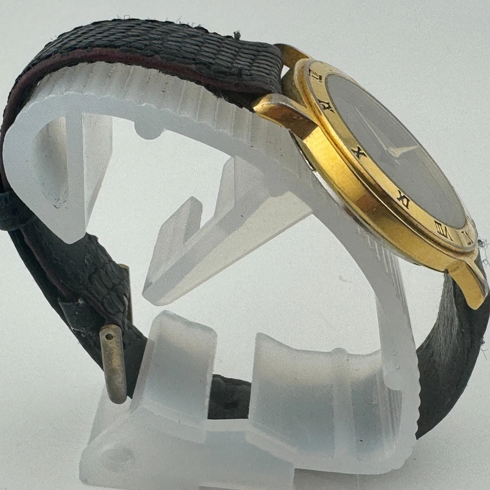 Reloj de Cuarzo Peugeot Vintage Unisex Tono Dorado Cuero Negro Analógico Batería Nueva Foto 3 de 4