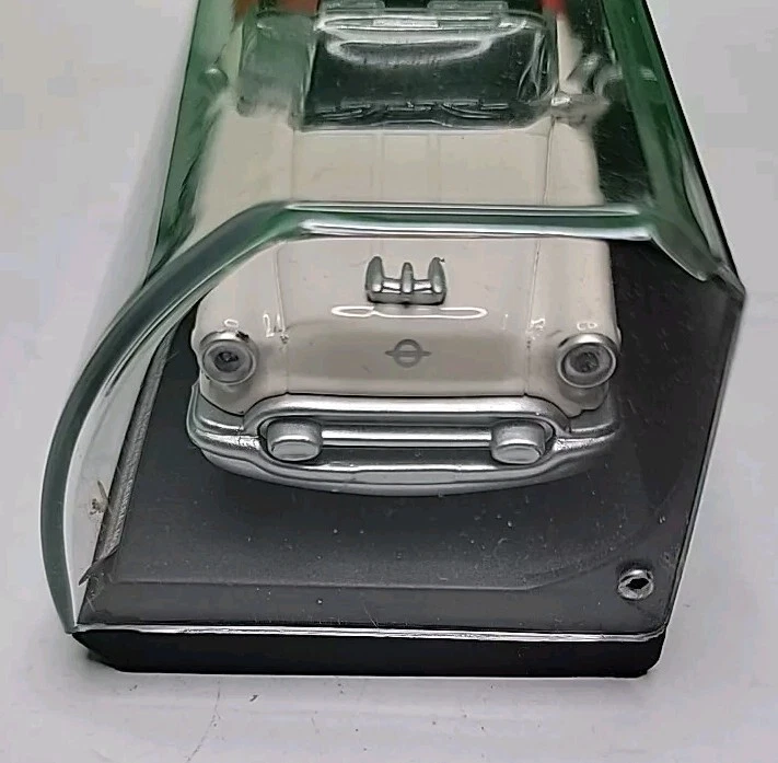 Oldsmobile Super 88 1955 rojo y blanco escala 1:43 diecast. Foto 4 de 4