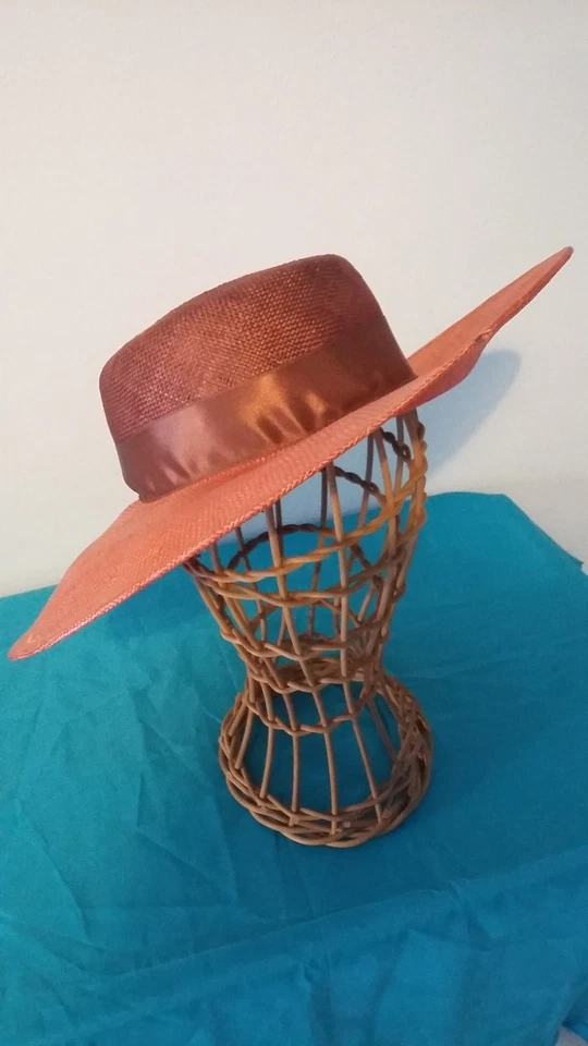 ANCIEN CHAPEAU SOIREE CEREMONIE MARIAGE CAPELINE PRINTEMPS VINTAGE SAUMON MARRON - Photo 1/4