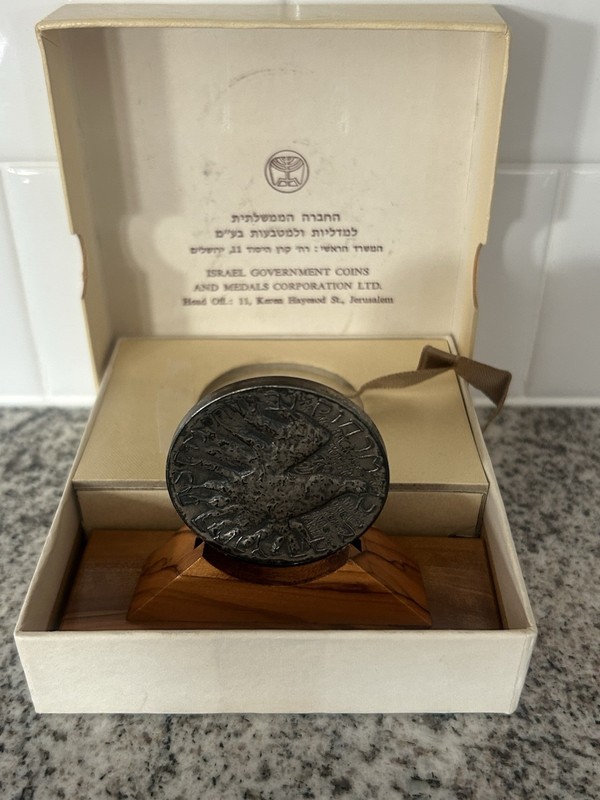 VINTAGE 1969 ISRAEL 20TH AIR LINK STERLING SILVER MEDAL WITH STAND AND BOX