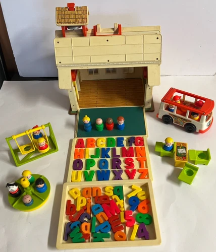 VTG Fisher Price Little People #923 PLAY FAMILY SCHOOL HOUSE Set w/ Accessories