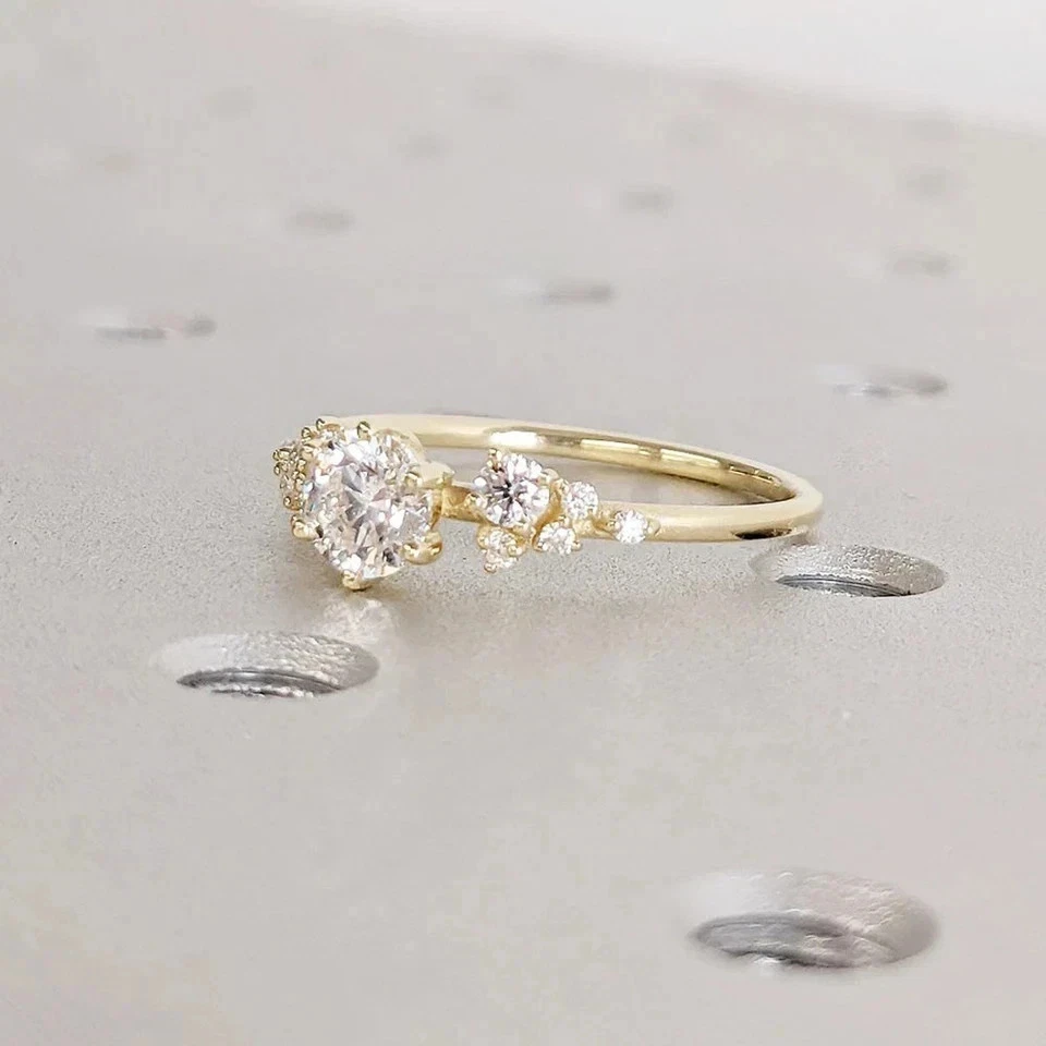 Alianza con racimo de diamantes de corte redondo de 2 quilates enchapada en oro amarillo de 14 k Foto 2 de 4