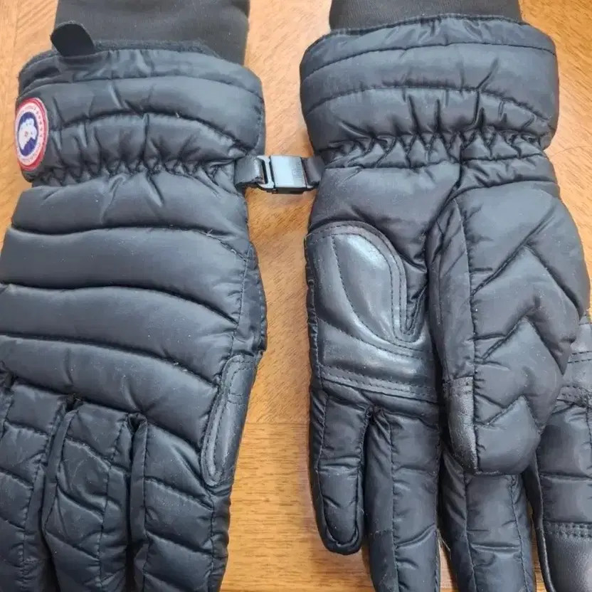 Canada Goose Women's Black Winter Gloves thumbnail 2