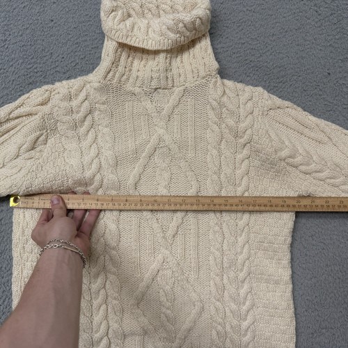 Suéter mediano Inis Craft para mujer lana merino Irlanda cuello alto tejido con cable crema - Imagen 3 de 10