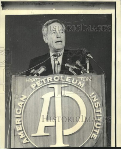 1973 Press Photo Energy adviser John Love speaks at energy meeting - now25959 - Bild 1 von 2