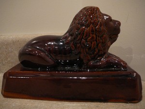 S20-ANTIQUE-BENNINGTON-GLAZE-ROCKINGHAM-YELLOWARE-FIGURAL-LION-STATUE-PEDESTAL