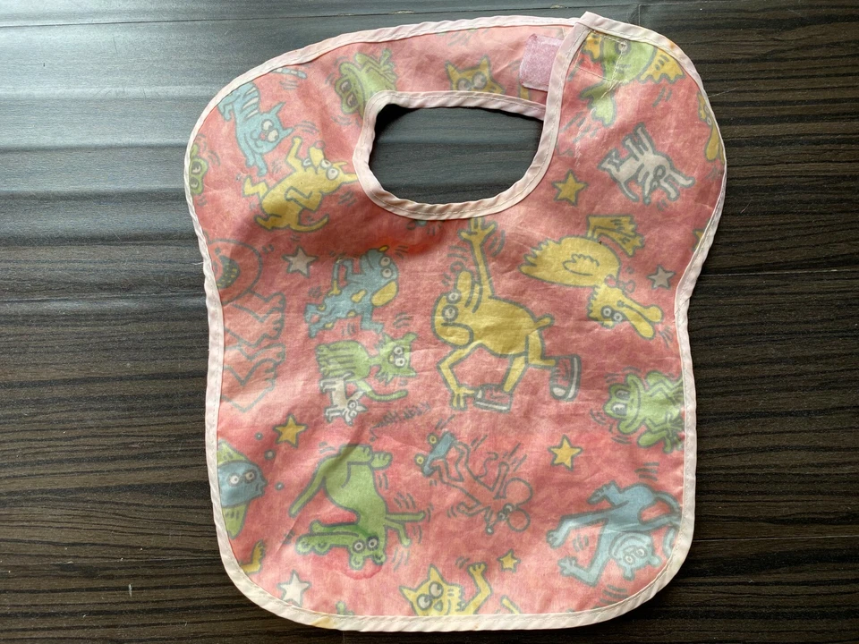 Babero de bebé vintage retro rojo Keith Haring de Bumkins arte pop vinilo Foto 3 de 3