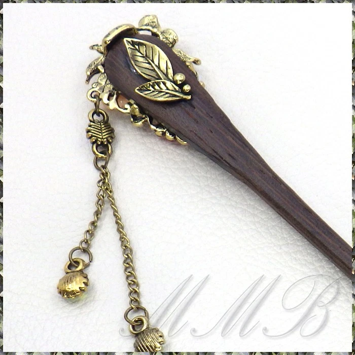 Horquilla de madera vintage con estrás dorado y flor usada Foto 4 de 4