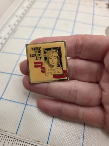 VTG Lapel Hat Pin 1986 US Flag Statue Of Liberty Anniversary Keep The Torch Lit - 第 2/4 張圖片