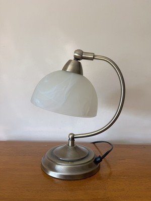 Sehr guter Zustand kleine antike Messing Schwanenhals Tischlampe Milchglasschirm 