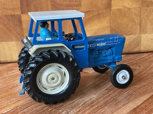 BRITAINS No.9524. 1/32nd. FORD 6600 TRACTOR. ISSUED 1970’s.