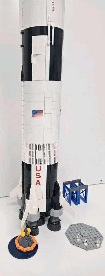 LEGO Ideas 92176 NASA Apollo Saturn V, photo 4 of 5