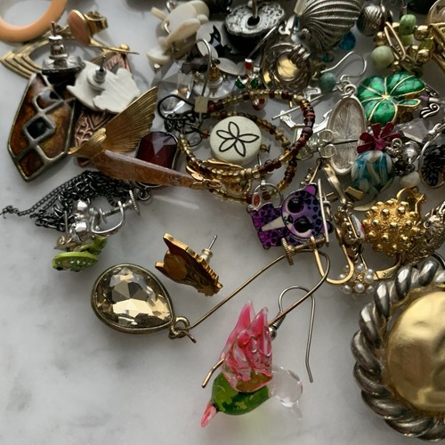 1 Pound Lot Of Single Earrings No Pairs Craft Or Wear Vintage Mix Clip On Pierce - Picture 2 of 11